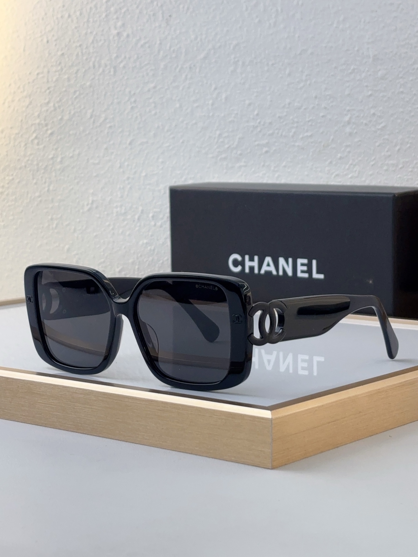 Revamp Your Sunglass Collection: Hosting a Swap Event and DIY Organization Ideas